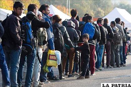 Refugiados hacen fila en un centro de registro cerca de la frontera entre Austria y Alemania