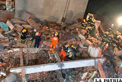 Equipos de rescate rescataron a 40 trabajadores de los escombros, de los 
cuales 17 estaban muertos