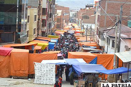 El comercio cubre la calle Cochabamba durante las ferias de miércoles y sábado