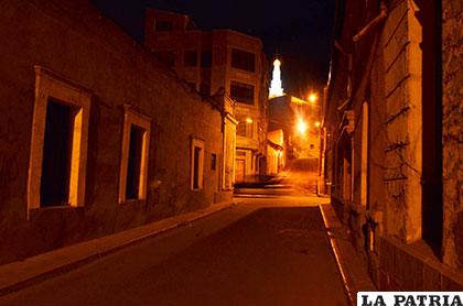 La calle Herrera brinda una magnífica imagen nocturna del Faro del Conchupata