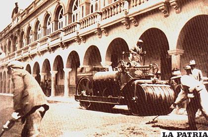 Año de 1914 cuando se asfaltó por primera vez la calle Presidente Montes. (Foto Jesús Elías)