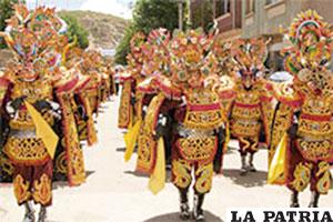 Miles de danzarines pasan por esta calle en el Carnaval de Oruro