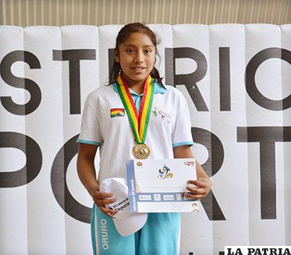 Arlet Tapia no sólo ganó oro en natación, también rompió récord
