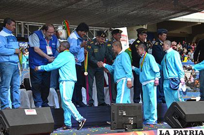 Integrantes del equipo del colegio Bolívar reciben la medalla de bronce