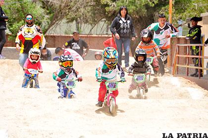 Pequeños deportistas en la categoría Striders