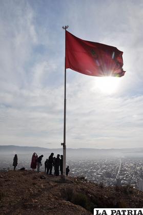 La bandera orureña flamea en el cerro Pie de Gallo
