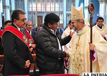 Monseñor Biálasik junto a las autoridades de Oruro