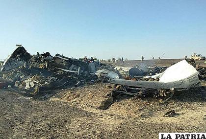 Restos del avión ruso que se estrelló en la península egipcia del Sinaí /zetaestaticos.com