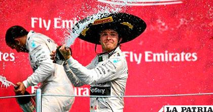 El festejo de Rosberg con el sombrero mexicano