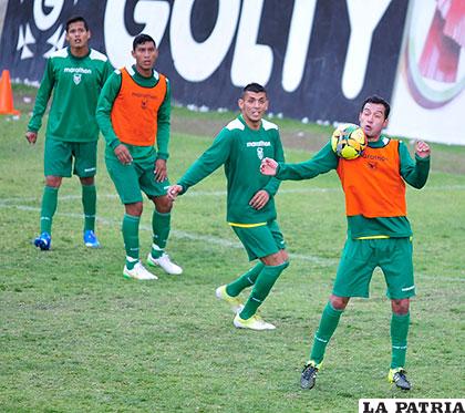 Un poco de fútbol en el primer día de preparación /APG