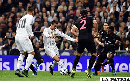 Cristiano Ronaldo intenta burlar a los defensores del PSG /andina.com