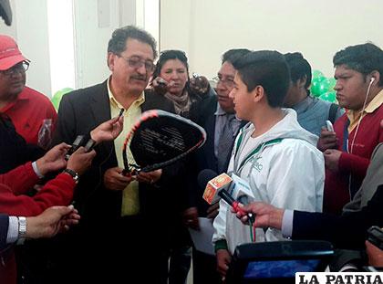 El alcalde Bazán entrega el material deportivo a Olivares