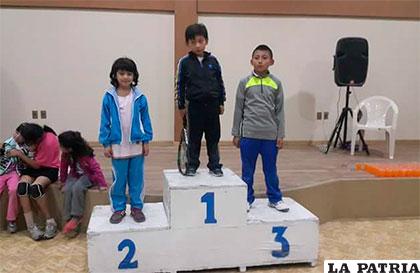 Camilo Boyerma, Adriana Rivero y José Eyzaguirre de la categoría Sub-8