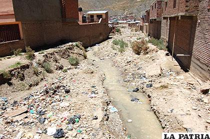 Además de las aguas ácidas, residuos sólidos contaminan el río Huanuni