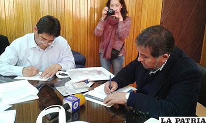Autoridades de la UTO y AJAM firman convenio