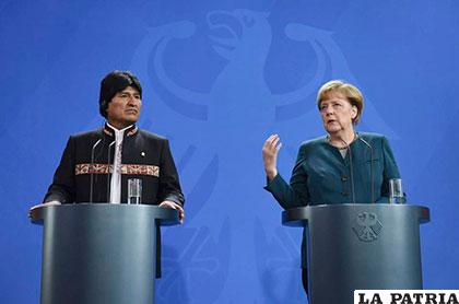 El Presidente Evo Morales y la canciller alemana Ángela Merkel /elnuevoherald.com