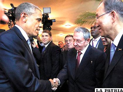 El saludo de los presidentes de EE.UU., Barack Obama, y de Cuba, Raúl Castro /diariouno.com.ar