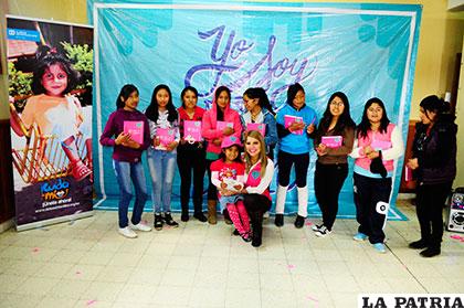 Maricruz Ribera junto a las niñas de Aldeas SOS