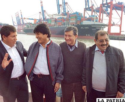 El Presidente Morales, junto con la delegación boliviana, en el puerto de Hamburgo (Alemania) /ABI.BO