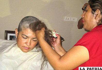 Claudia Egüez, esposa de Lens tomó la decisión de raparse la cabellera /APG