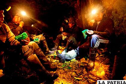 Los mineros pijchando en el paraje del Tío