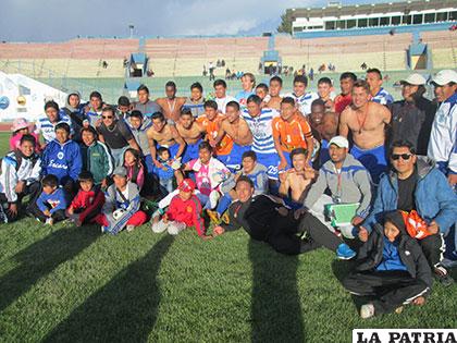 Los de Escara ayer recibieron el trofeo y las medallas