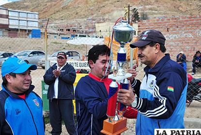 El capitán de PMC Gamo, Roger Vera, recibe el trofeo