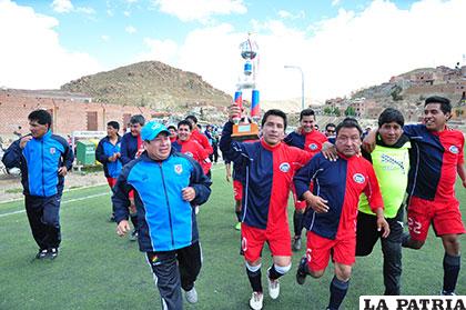 Vuelta olímpica de los integrantes del equipo de PMC Gamo