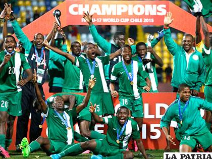 Festejan los nigerianos con el trofeo de campeón /laestrella.com