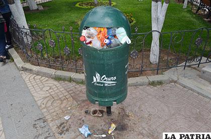 Papeleros rebalsaron de basura, ayer