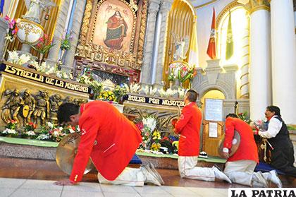 Los músicos también demostraron su fe a la Virgen del Socavón