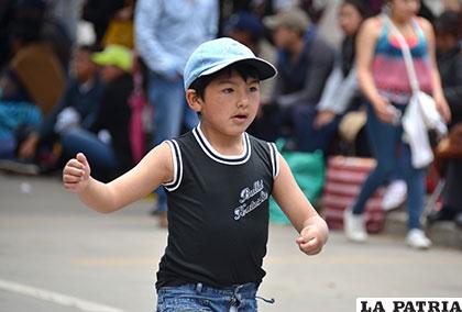 Entusiasta participación de un niño del Hogar Andreoli