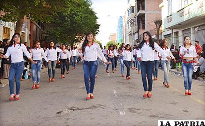 Agraciada participación de los caporales ENAF, bloque femenino