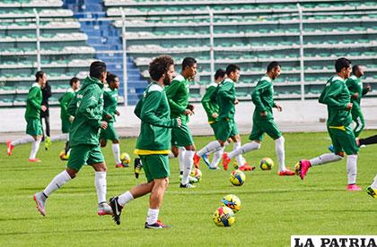 El seleccionado boliviano entrena sin pausas /APG