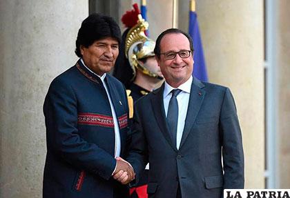 El Presidente Morales junto a su homólogo francés François Hollande /elnuevoherald.com