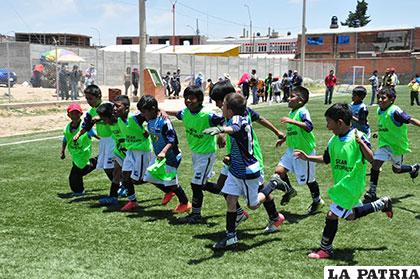 La vuelta olímpica de los campeones Saavedra 