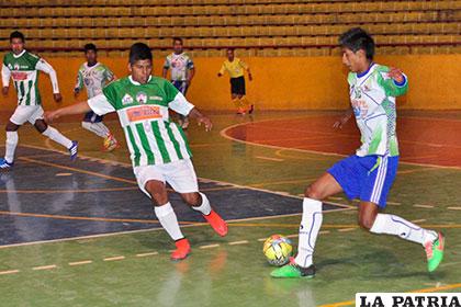 Marco Quispe con el balón ante la marca de Oscar Choqueticlla
