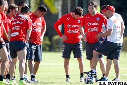 La charla técnica de Sampaoli antes de empezar el trabajo /FOXSPORTSLA.COM