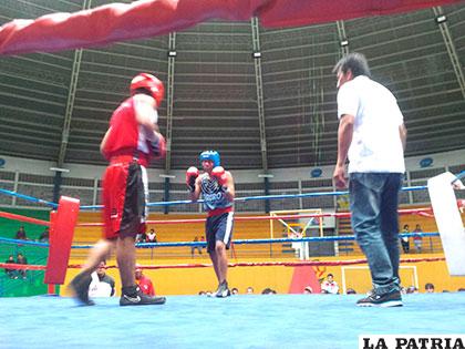 Gabriel Castro en pleno combate en Sucre 