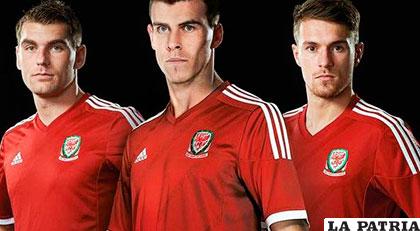 Bale junto a sus compañeros con la nueva camiseta de Gales /defensacentral.com