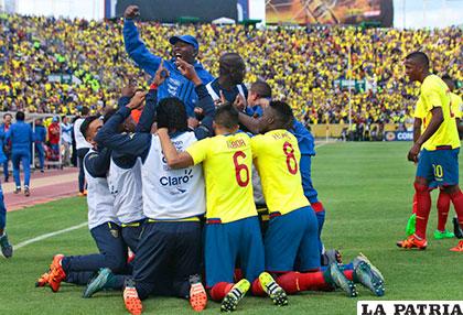 El festejo de los ecuatorianos por el triunfo ante los uruguayos /AS.COM