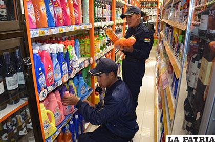 Guardias ediles durante la inspección a uno de los supermercados