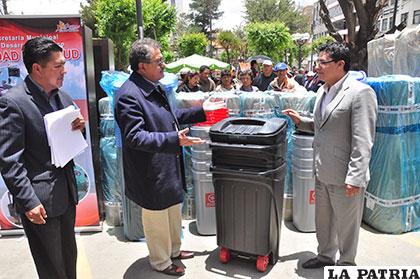 Alcalde Bazán entrega equipamiento a centros de salud de la ciudad