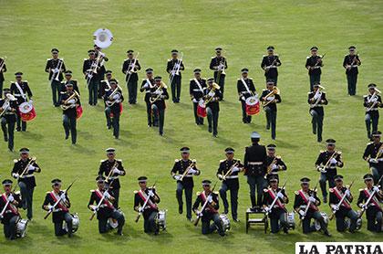 Excelente coordinación y simetría de la banda de la Escuela Militar de Música