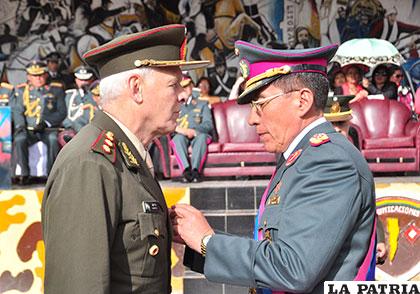 Comandante del Ejército de Ecuador, Carlos Obando y subcomandante del Ejército de Argentina, Gustavo Luis Motta fueron condecorados 