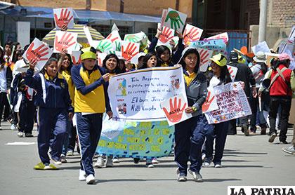 La primera movilización contra la violencia en Oruro
