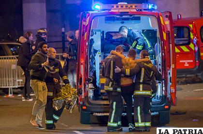 Servicios de Emergencia retiran heridos del entorno del Stade de France en Saint Denis, cerca de París /20m.es