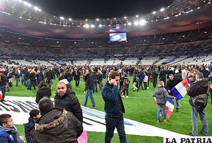 Los espectadores reunidos en el terreno de juego del estadio Saint Denis después del partido amistoso de fútbol entre Francia y Alemania /20m.es
