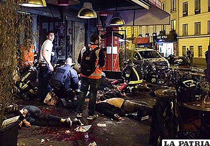 Los servicios de rescate socorren a varias víctimas de uno de los ataques producidos en París /elmundo.es
