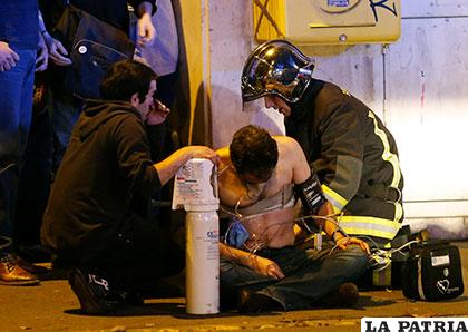 Las fuerzas de seguridad atienden a uno de los heridos en los ataques /lapatilla.com
